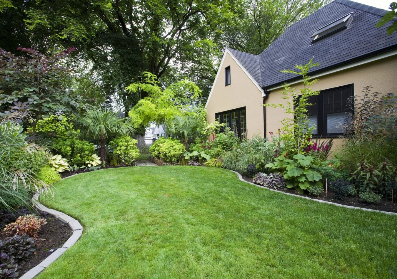 Lanscpaed backyard nicely landscaped backyard